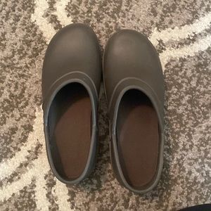 Gently used clog crocs size 9